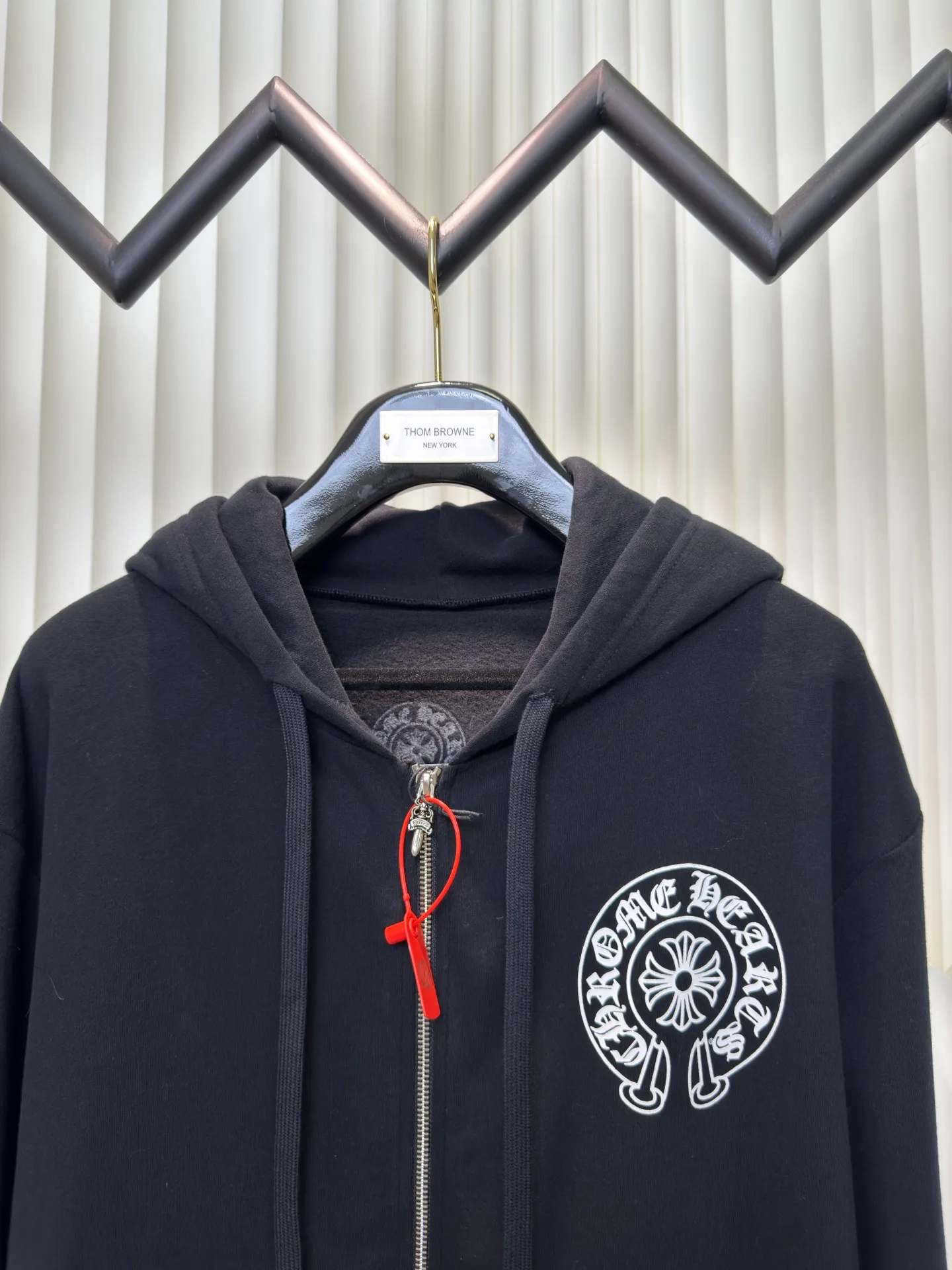 P480 Chrome Hearts letter-printed zipper jacket, custom-made plain suede cotton, delicate and smooth, comfortable and close to the skin, with deep black as the base, plain white lines with sharp cracks, the front cross flower totem is precisely embellished on the chest, and the gray CH pattern is hidden at the hem to control the visual focus. The scroll mantra is outlined on the back like an ancient seal, rugged and delicate coexist. The zippered hooded silhouette deconstructs the lazy drape of suede. Whispering the rock oracle that I am the rule. A rebellious ceremony about wearing and performing. Use glue printing. The printing has been revised three times using film screens. Use glue liquid paint to print the pattern on the fabric. Bake the fabric to fix the printed pattern. The fabrics have been washed and have a better hand feel. Not easy to deform. Not easy to shrink. Not easy to fade. Maintain long-term beauty. Fit: loose fit. Size: S M L XL